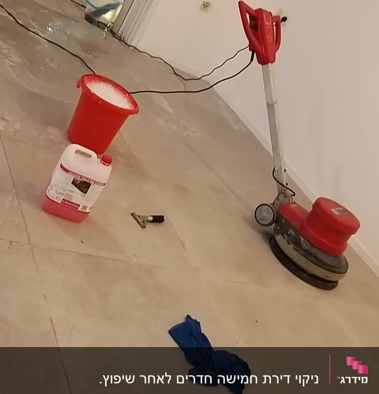 מכונת פוליש, דלי אדום, חומר ניקוי על הרצפה